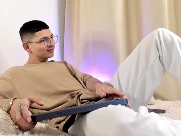 A_Lejandro_08 Chaturbate stream image from December 17, 2024