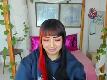 Lussyevans Chaturbate stream image from December 17, 2024