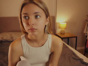 Mildredgarrett Chaturbate stream image from December 17, 2024