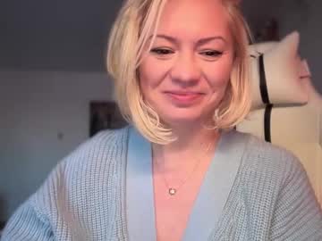 Kiradivine Chaturbate stream image from December 17, 2024