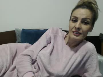 Hornygirllx Chaturbate stream image from December 17, 2024