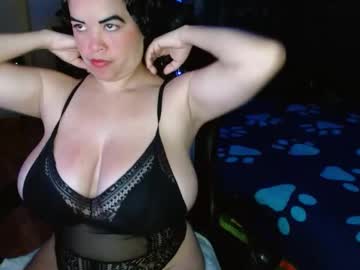 Jhulia_Hill Chaturbate stream image from December 17, 2024