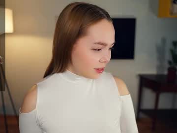 Cloverhewell Chaturbate stream image from December 17, 2024