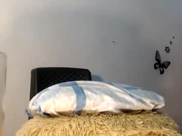 Kristaltsxxx Chaturbate stream image from December 17, 2024