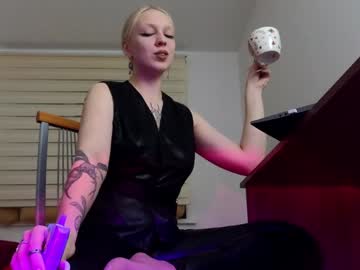 Marthahoffman Chaturbate stream image from December 17, 2024