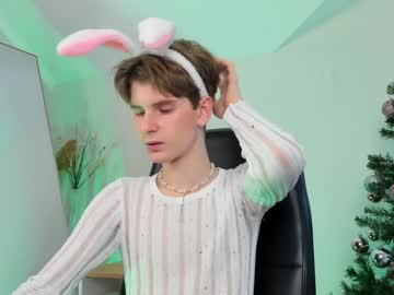 Yooung_Kitten Chaturbate stream image from December 17, 2024