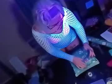 Kikilovespartylights Chaturbate stream image from December 18, 2024