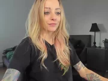 Astridluxe Chaturbate stream image from December 18, 2024