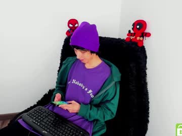 Bumblubee Chaturbate stream image from December 18, 2024