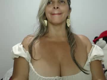 Mollybunny01 Chaturbate stream image from December 18, 2024
