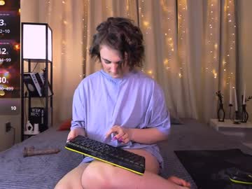 Skylerraynee Chaturbate stream image from December 18, 2024