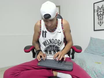 Maxbecford Chaturbate stream image from December 19, 2024