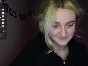 Frosty_Blueberries4 Chaturbate stream image from December 19, 2024