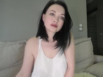 Blueeyeess Chaturbate stream image from December 19, 2024