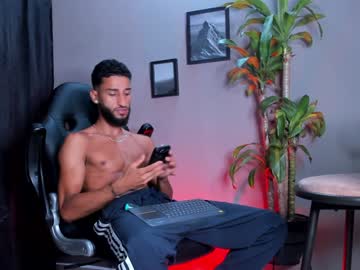 Stevenvelezz Chaturbate stream image from December 19, 2024
