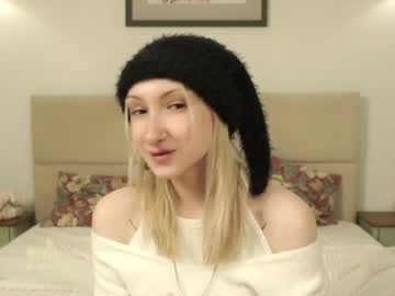 Fannyclowg Chaturbate stream image from December 19, 2024