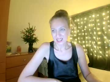 Queen_Vv Chaturbate stream image from December 19, 2024