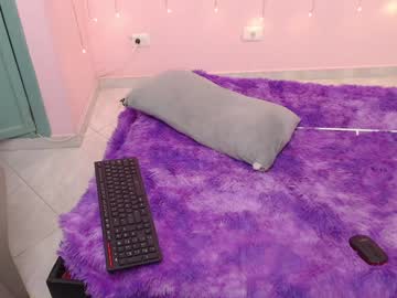 Nikoll_Kitten Chaturbate stream image from December 19, 2024