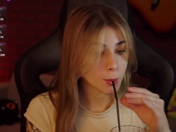 Elliecutes Chaturbate stream image from December 20, 2024