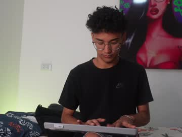 Harrytwink18 Chaturbate stream image from December 20, 2024