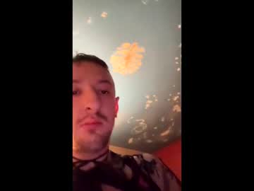 Wellhungdman Chaturbate stream image from December 21, 2024