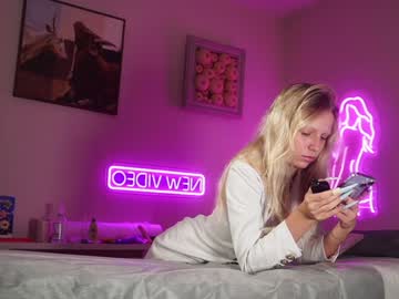 Redcutevi Chaturbate stream image from December 21, 2024