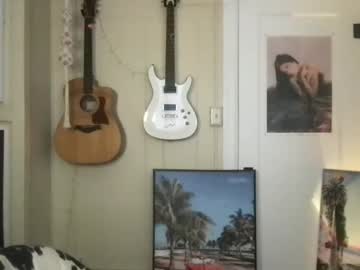 Lilpeachykeenn Chaturbate stream image from December 22, 2024