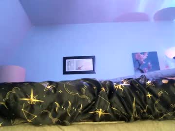 Heyitseevie Chaturbate stream image from December 22, 2024