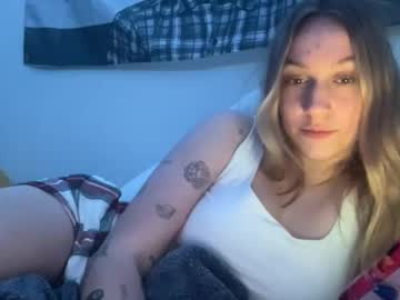 Carlyy13 Chaturbate stream image from December 23, 2024
