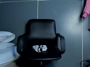 Cloecowell Chaturbate stream image from December 27, 2024