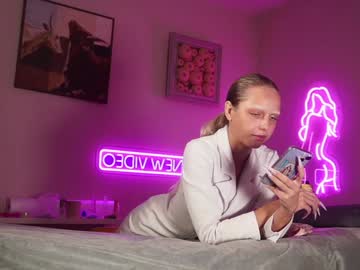 Redcutevi Chaturbate stream image from December 28, 2024