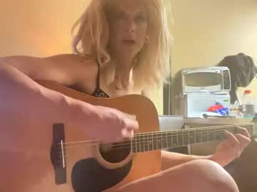 Mickisofine Chaturbate stream image from December 28, 2024