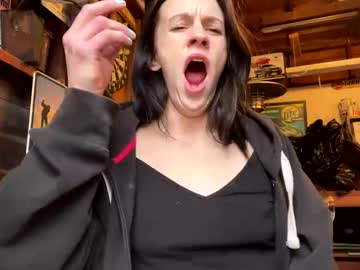 Youyourmom Chaturbate stream image from December 28, 2024