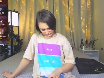 Skylerraynee Chaturbate stream image from December 28, 2024