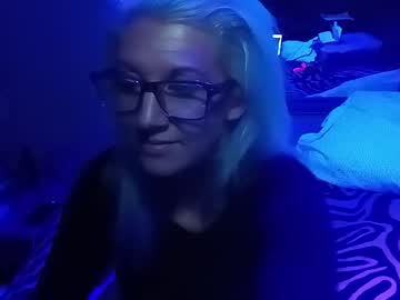 Kikilovespartylights Chaturbate stream image from December 29, 2024