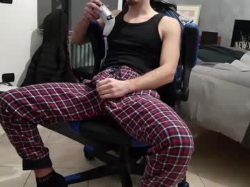 Guy2015big Chaturbate stream image from December 30, 2024