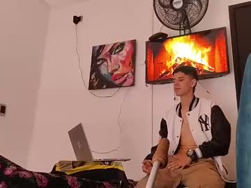 Jhongrey2 Chaturbate stream image from December 31, 2024