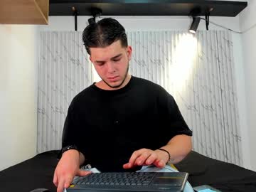 Danielclarton Chaturbate stream image from January 02, 2025