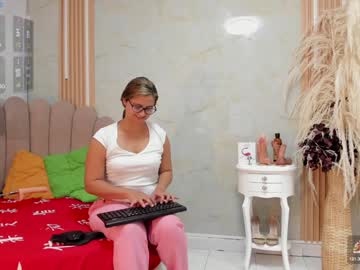 Zaralunaxx Chaturbate stream image from January 03, 2025