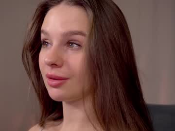 Elliephant_ Chaturbate stream image from January 05, 2025