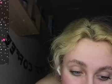 Frosty_Blueberries4 Chaturbate stream image from January 06, 2025