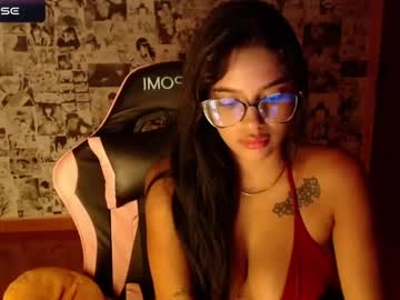 Alynmoore Chaturbate stream image from January 08, 2025