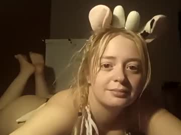 Myrabbithole Chaturbate stream image from January 09, 2025