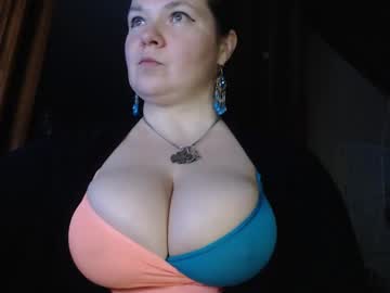 Amorelara Chaturbate stream image from January 10, 2025