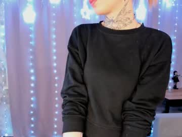 Loriblues Chaturbate stream image from January 10, 2025