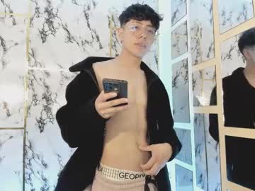 Tylhugedoom Chaturbate stream image from January 11, 2025