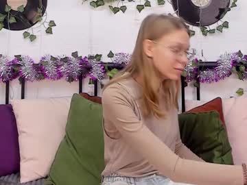 Hollyrare Chaturbate stream image from January 12, 2025