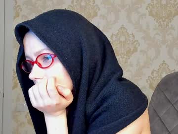 Blondyliluu Chaturbate stream image from January 14, 2025