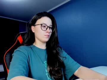 Laratacker Chaturbate stream image from January 14, 2025