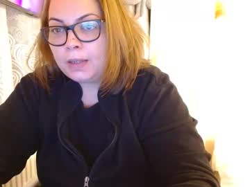 Curvymomylore stream image from January 17, 2025